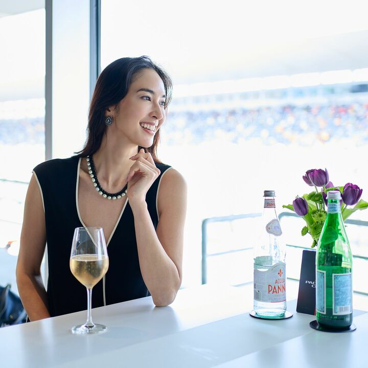 右／パドッククラブはスタート＆ゴール地点となる直線路に面し、ドアを開けて屋外に出ることも可能。「最高の眺めですね！」（立野さん