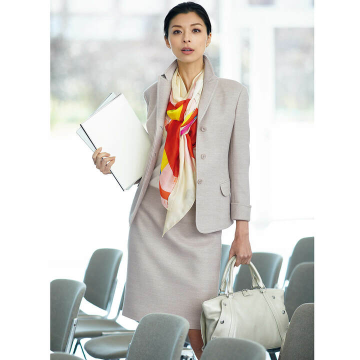 ジャケット￥346,000・ニットトップス￥81,000・スカート￥115,000・スカーフ￥115,000［縦140×横140㎝］・バッグ「エメ スモール」￥230,000（アクリスジャパン<アクリス>） その他／私物