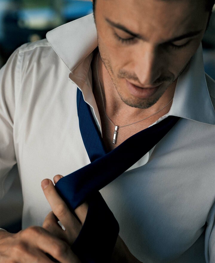 ジュエリーの希少性と最高の品質を追求し、「キング・オブ・ダイヤモンド」と呼ばれた創始者のレガシーを現代に受け継ぐ〝ハリー・ウィンストン〟。ダイヤモンドをアクセントにしたリッチでスマートなネックレスが、首元で煌めく。タイを外し、シャツのボタンを開けて初めて露わになるその存在が、ラグジュアリーの本質を雄弁に物語る。ペンダント［WG×DIA］￥495,000（ハリー・ウィンストン クライアントインフォメーション） シャツ￥27,940（シップス 銀座店〈エリコ フォルミコラ〉） タイ￥36,300（レガーレ〈アット ヴァンヌッチ〉）