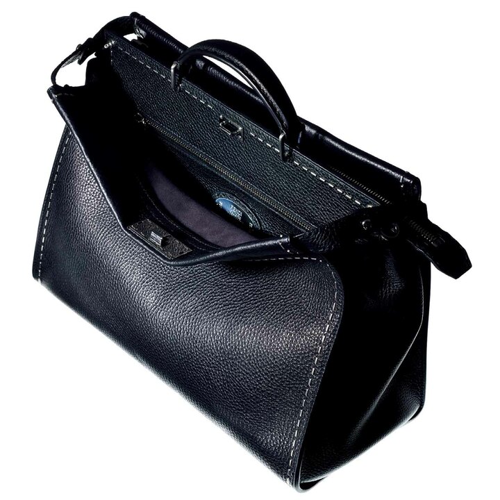 『ピーカブー』には太い糸が広めのピッチで1000を超えるハンドステッチが施されている。これはさらにシルバーメタルのステッチを加えたモデル。優美なツヤを放つレザーに対して、対極的なメタルステッチが目を奪う。それは職人の技量の高さの証でもある。［縦31.5×横41×マチ16.5㎝］¥657,000（フェンディ）