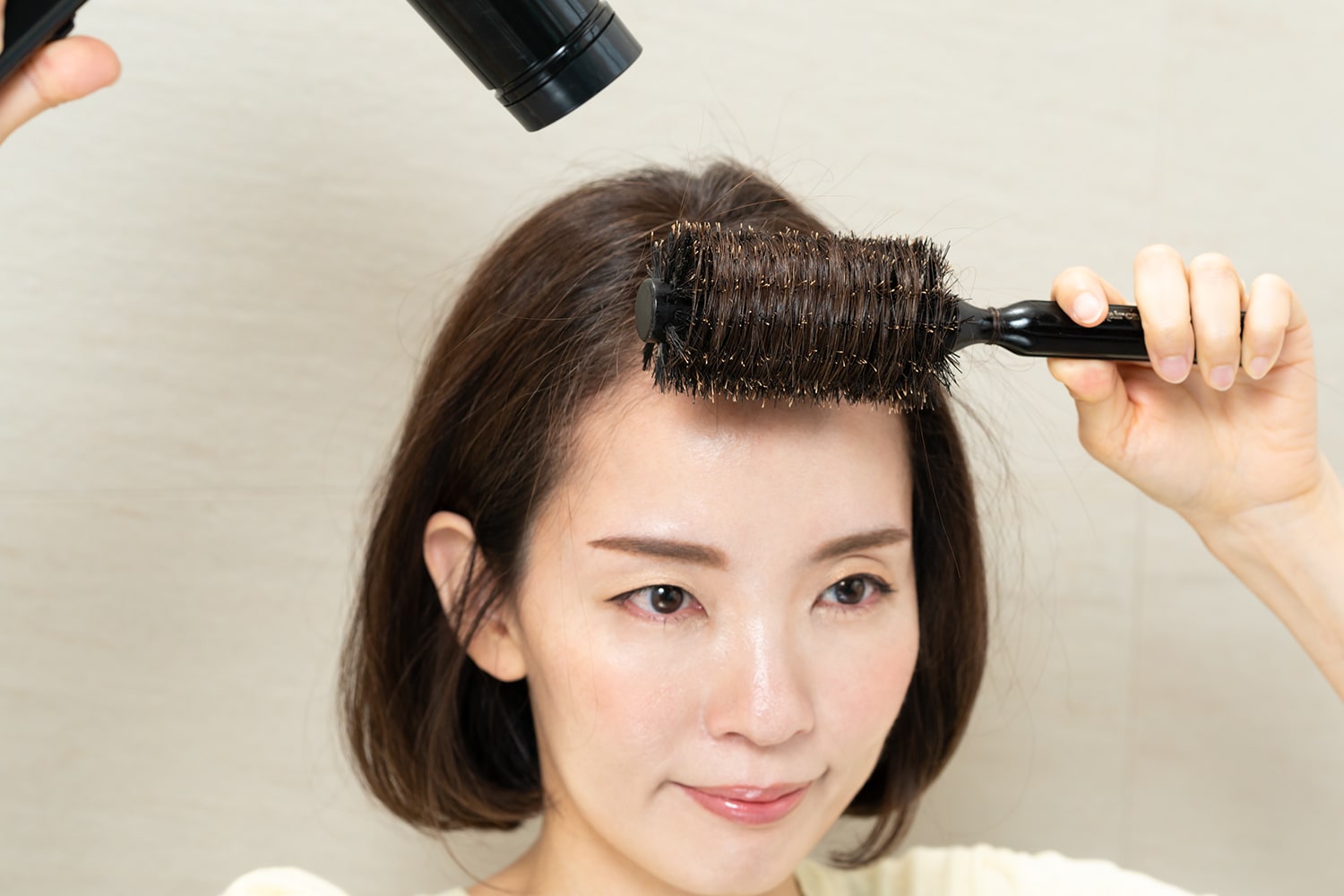 根元からブラシに巻きつけてドライヤーを当てる。根元が立ち上がればOK。