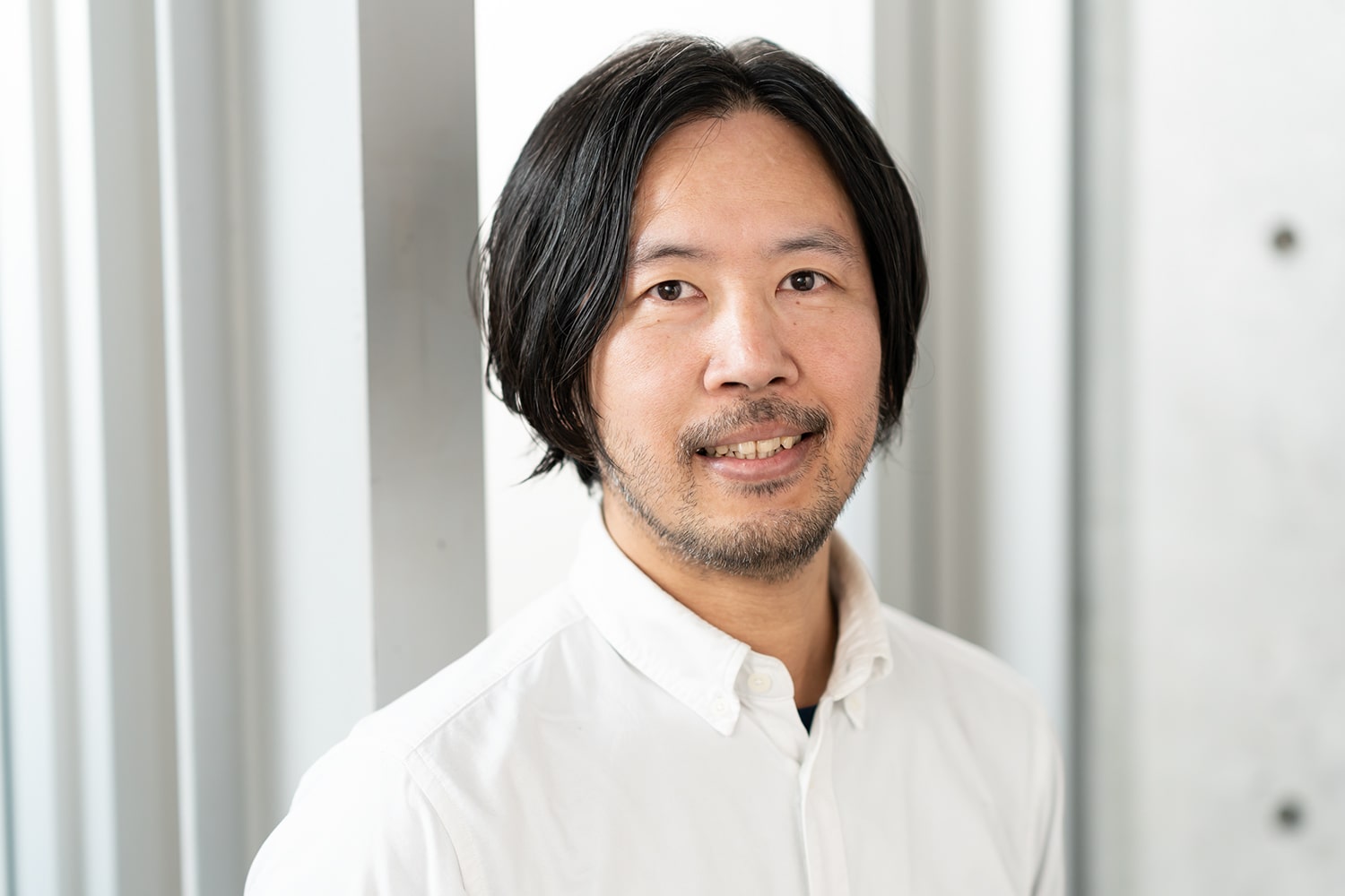 Double クリエイティブディレクター・東内隆之さん。7年前から猫と同居中。「もともと犬派だったのに、すっかり猫派になりました」