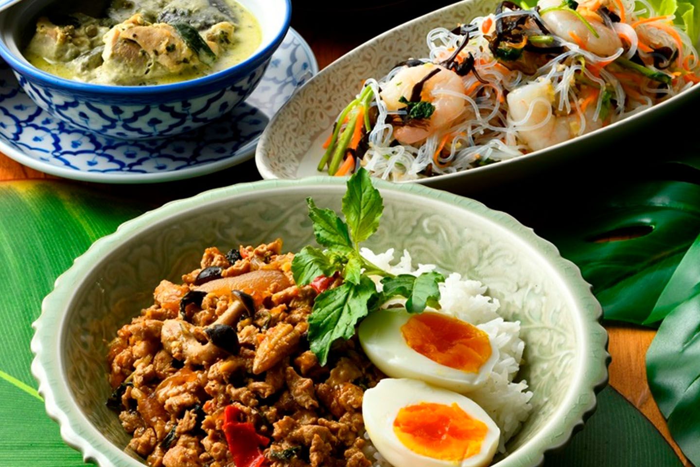 写真中央下/「鶏ひき肉のタイバジル炒めのせごはん(ガパオ・ガイ弁当)」¥800(税込)※2019年10月1日(火)より価格変更の可能性があります