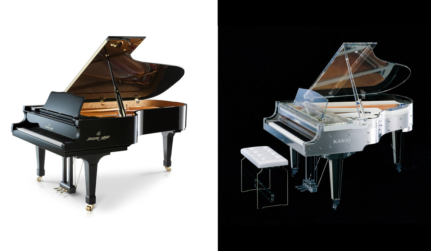 左に黒いグランドピアノ、右に透明なクリスタルグランドピアノ