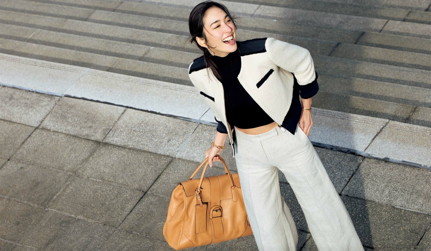 「マックスマーラ」のノーカラージャケットを着用したモデルの立野リカさん