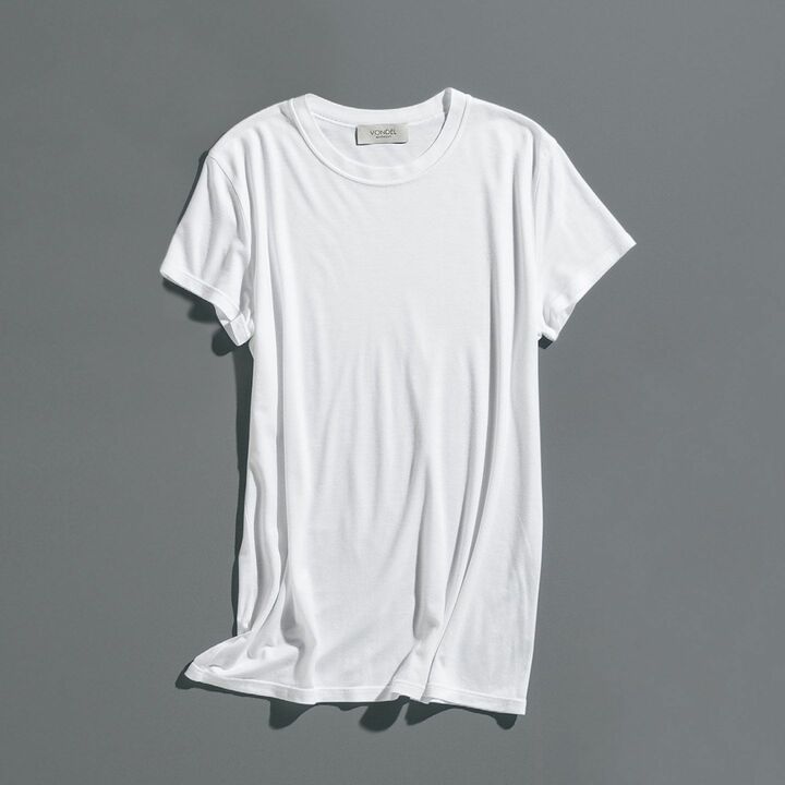 白Tシャツ￥13,000／サイズ展開：S（オリジナルサイズ）［リヨセル×キュプラ］（ FUN Inc.〈VONDEL〉）　［Precious2019年8月号149ページ］