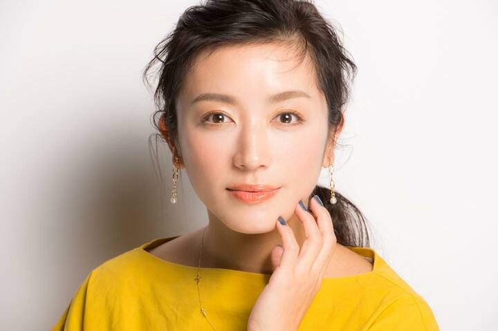 自然な濃さの平行太め眉なら、主張しすぎることなく上品な印象に。