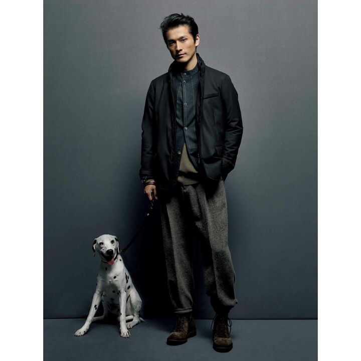 ジャケット￥680,000•中に着たジャケット￥420,000［スーツ価格］•ニット￥240,000•パンツ￥165,000（ジョルジオ アルマーニ ジャパン） 靴￥107,000（セルジオ ロッシ カスタマーサービス）