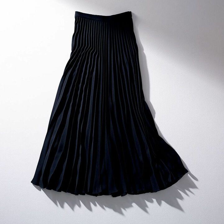 エアリーなシルク素材。高度な技術を誇る職人がプレスプリーツ加工やアイロンワークを駆使して、精緻な立体感のあるプリーツを表現。スカート￥320,000　[Precious2019年4月号105ページ] 