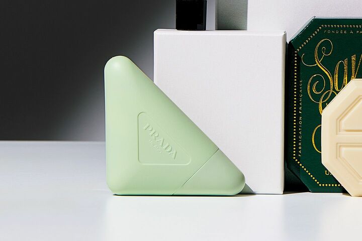 「プラダ ビューティ」のハンドクリーム