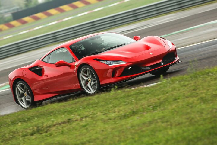 ノーズ部分には空気を採り入れて前輪用のダウンフォースを生む「Sダクト」が採用されている。