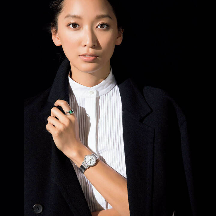 時計『クラシック ムーンフェイズ レディ 9088』［ホワイトゴールド×ダイヤモンド ケース径30㎜ WGブレスレット 自動巻き］￥5,550,000・リング『プティット・クイーン』￥1,650,000［ホワイトゴールド×グリーントルマリン×ダイヤモンド］（ブレゲ ブティック銀座） ワンピース￥77,000（イーストランド〈ヴィクトリア ヴィクトリア・ベッカム〉） ジャケット￥71,800（Vince 表参道店）