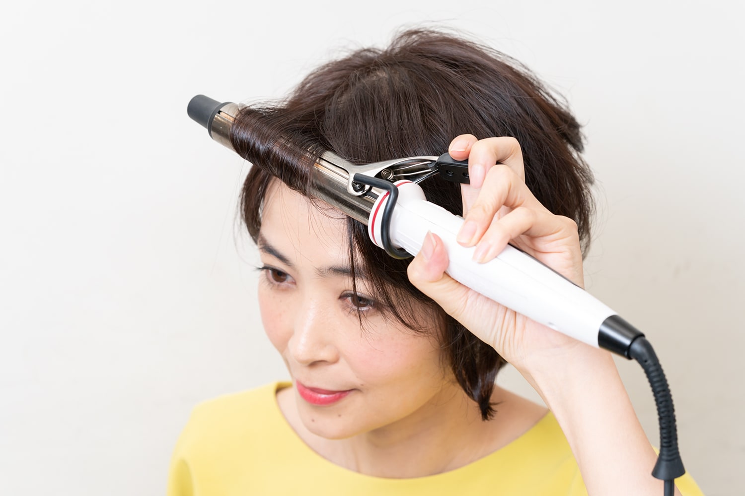 前髪も毛先から根元まで巻き込み、ふわっとさせれば完成。