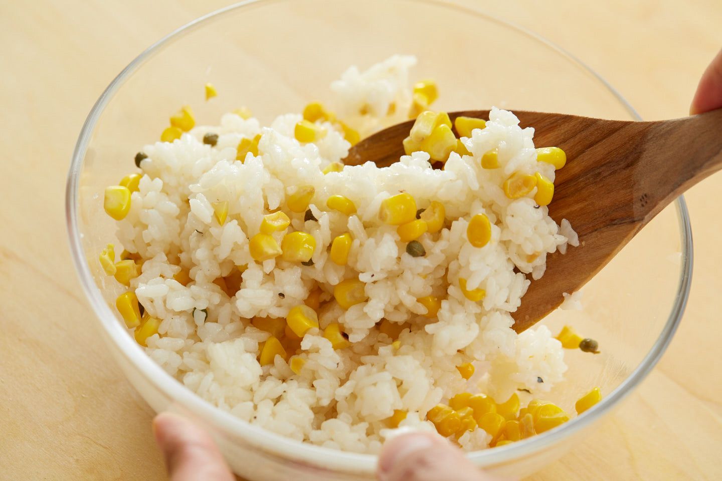 具材と白ご飯を混ぜて握る