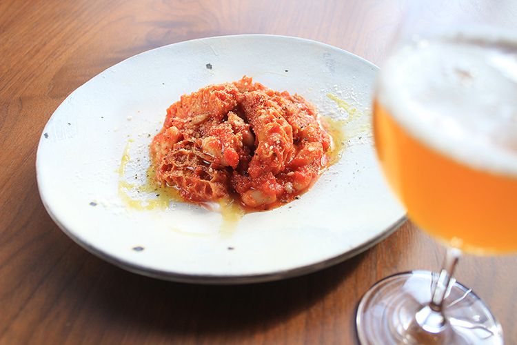イタリアンの定番トリッパの煮込み(税別)はパンチのある苦みのペールエールと合わせて