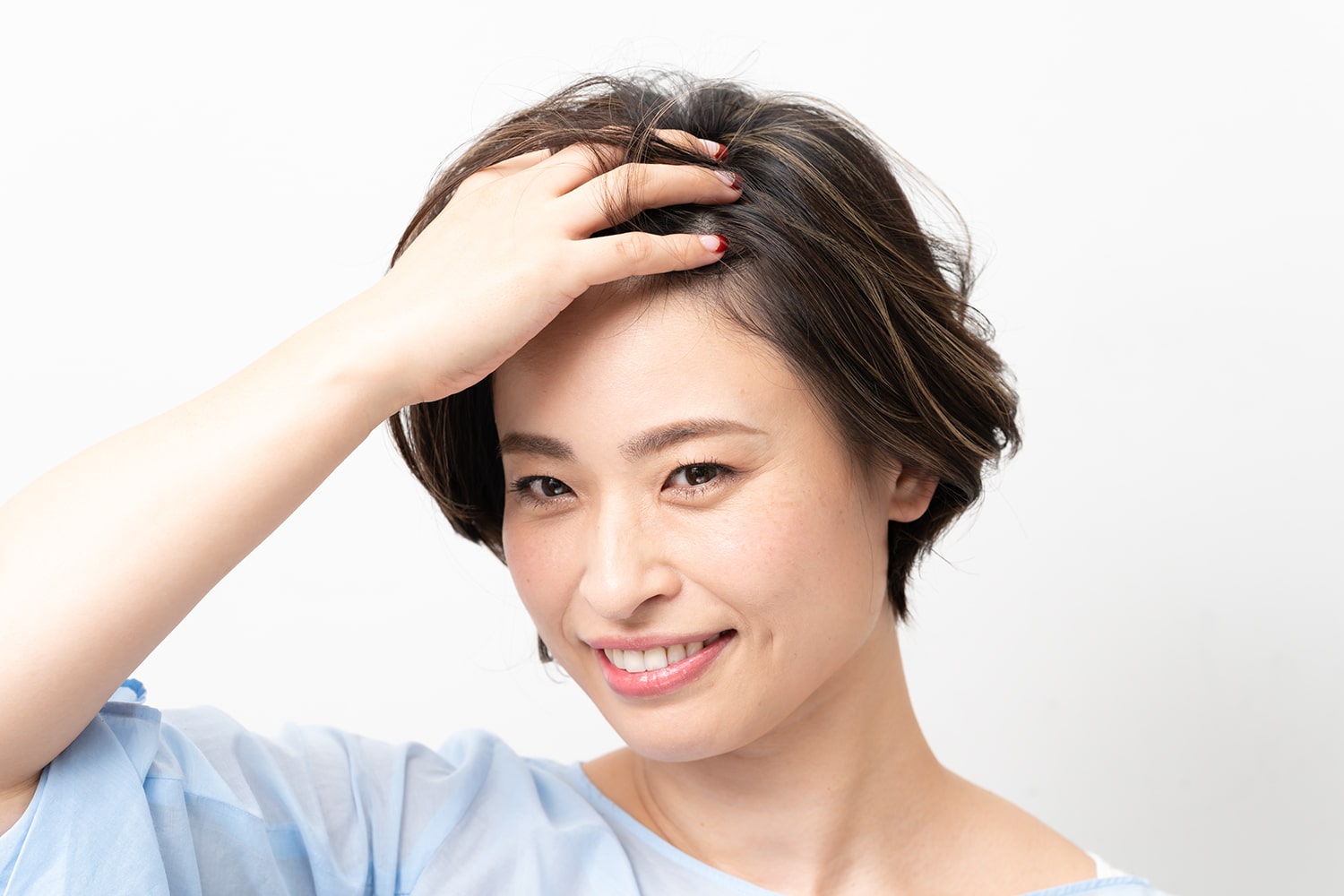 ジグザグに指の腹で地肌を擦るようにして髪をほぐす。