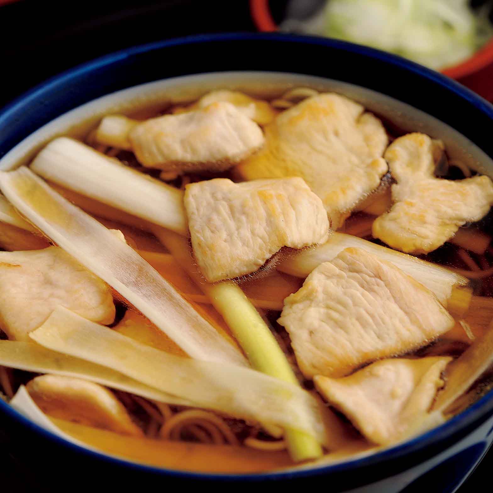 鶏の脂で炒めた鶏肉とネギをのせた、かしわ南蛮¥900。見た目より香ばしく、あっさりとしていて、毎日食べても飽きないのがうなずける。