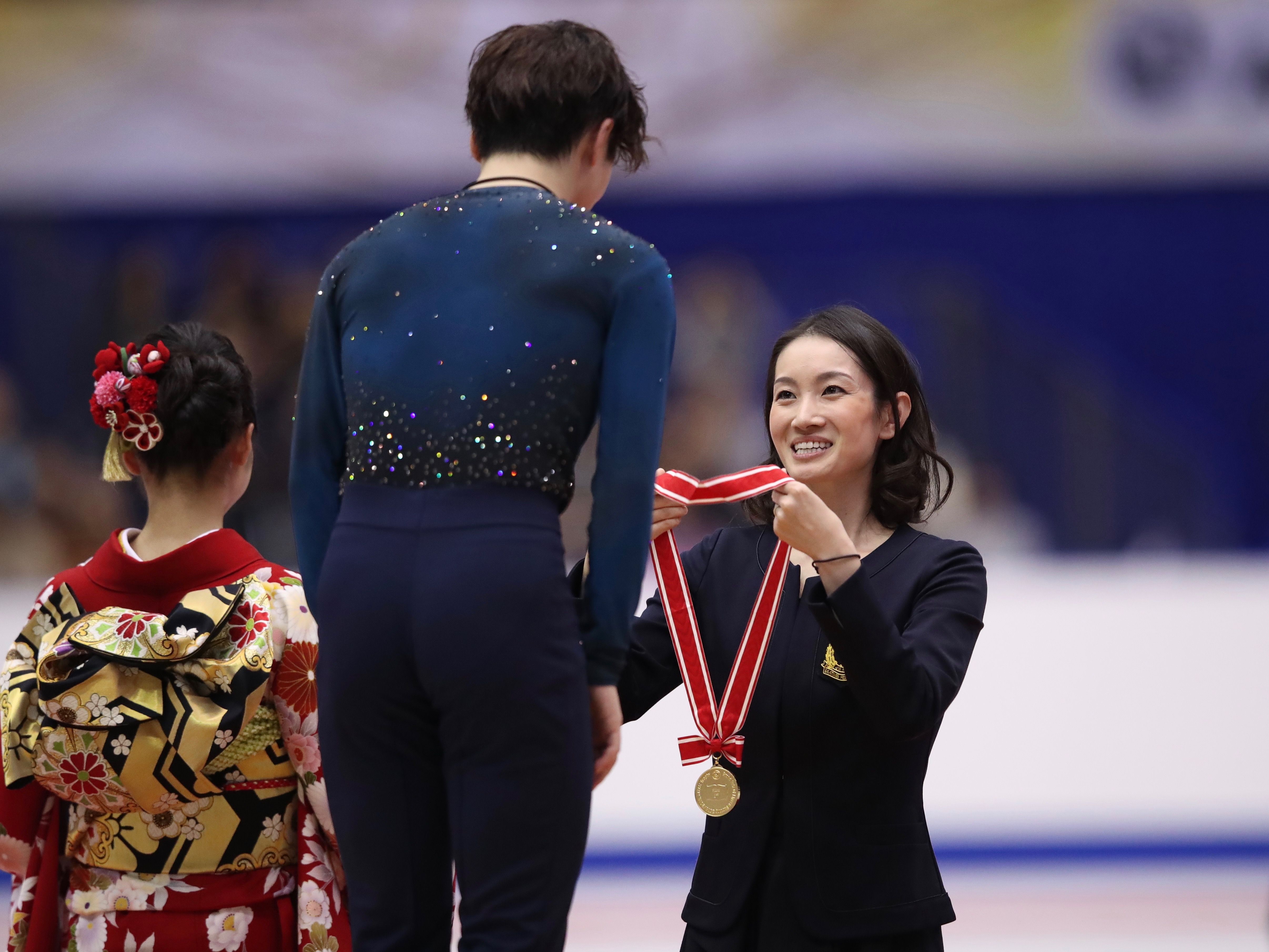 メダルを授与する荒川静香さん