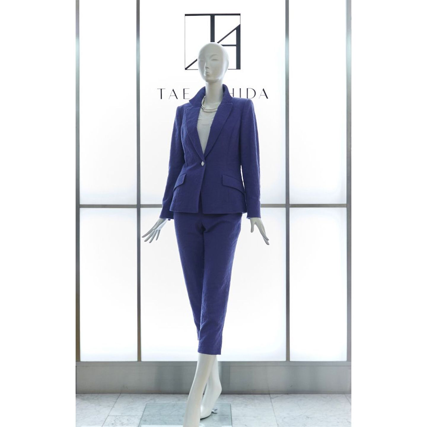 ジャケット¥130,000、ニット¥48,000、パンツ¥58,000、ネックレス¥75,000
