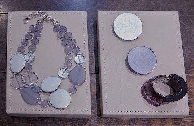 ネックレス ¥54,000、ブローチ ¥20,000、バングル ¥44,000