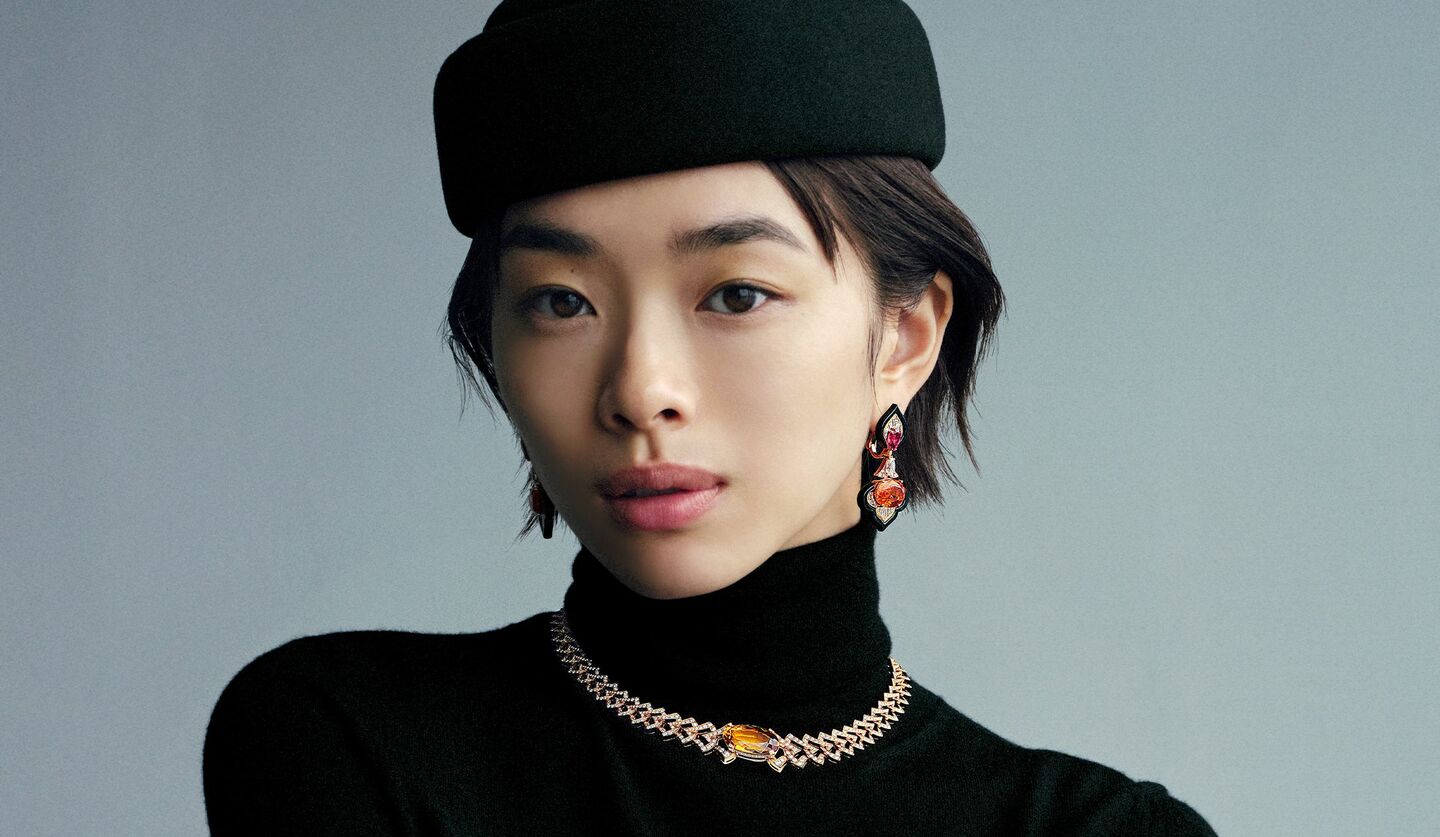 「ブルガリ」のハイジュエリーを纏った俳優の松井遥南さん