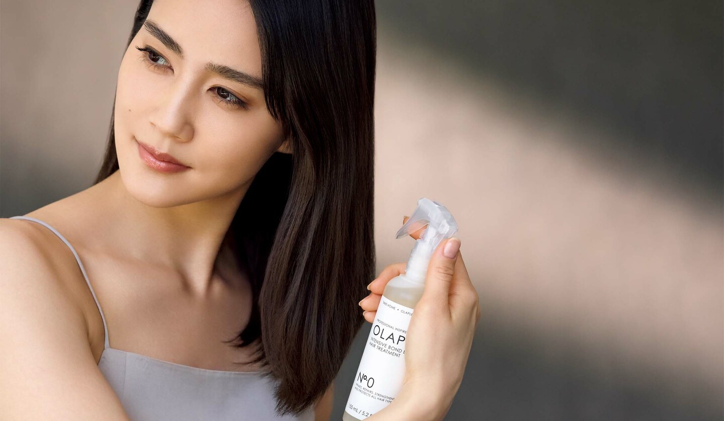 「オラプレックス」の『No.0 インテンシブボンドビルディング ヘアトリートメント』を使用するモデルのAtsukoさん