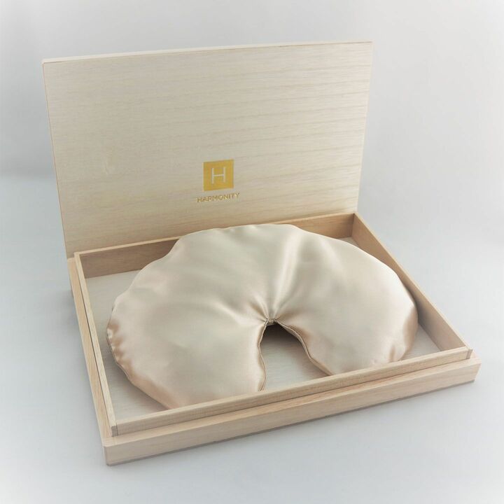 ヒマラヤのピンク岩塩とクリスタル(水晶)を贅沢に使用し、緊張した表情を和らげる「顔のまくら」。
FACE PILLOW〈クリスタル〉￥8,800（ハーモニティ キャプ）