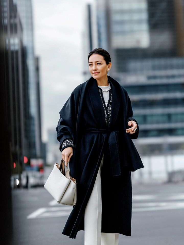 ハウントのコートを着用したモデルのRINAさん