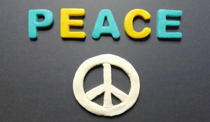 こちらのマーク、「ピースシンボル」「ピースマーク」としておなじみですよね。