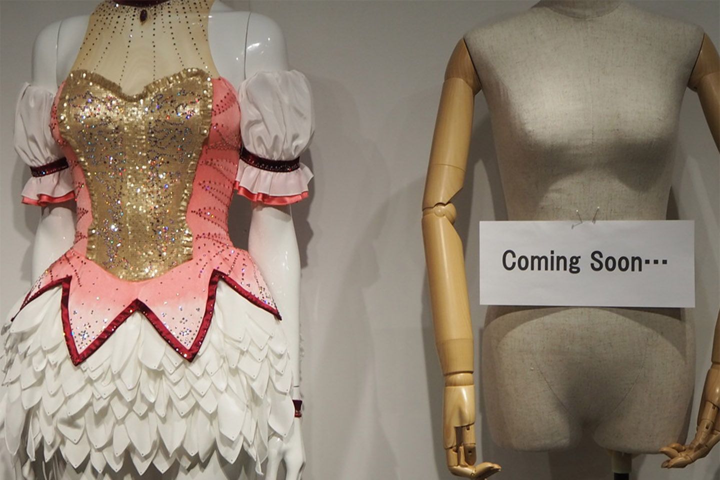 Coming Soon...の位置には現在、メドベージェワさんが着用した衣装を展示。
