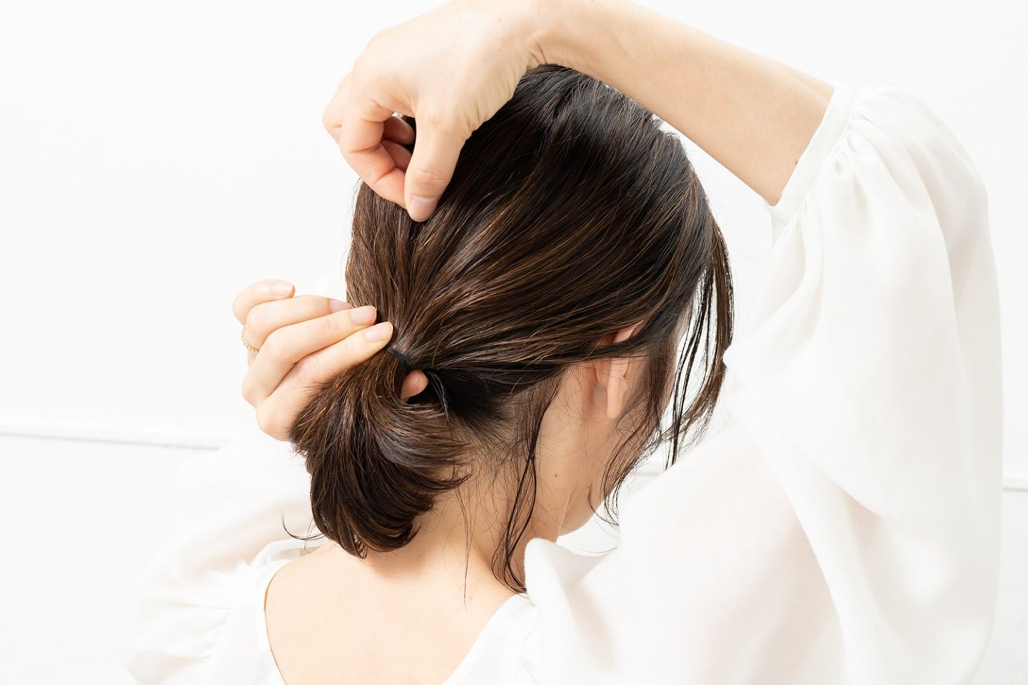 片手で結び目を抑えながら、ひとつまみずつ毛束を引き出す。