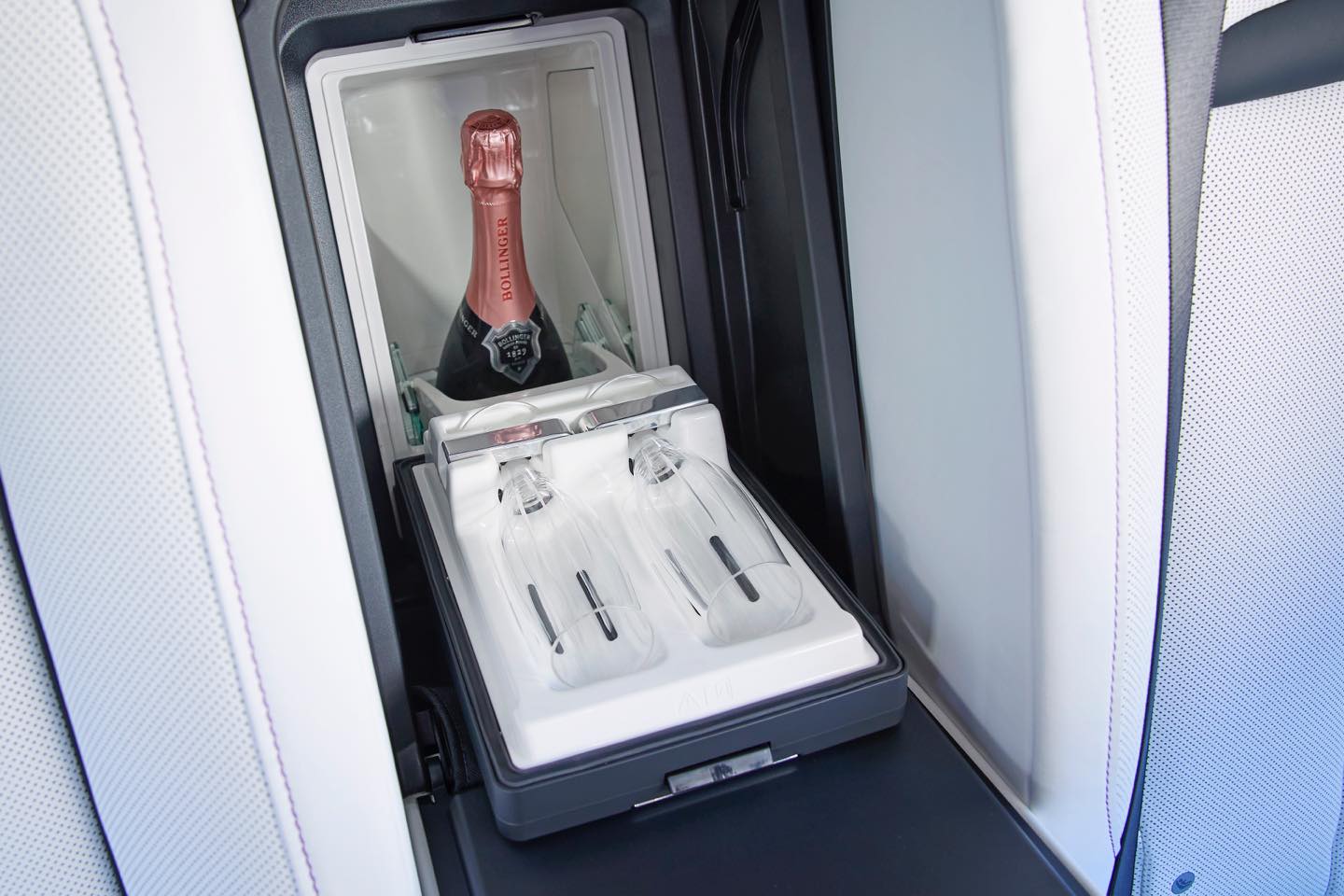 後部座席の中央には、専用グラス付きのクーラーボックスが装備されていました。
