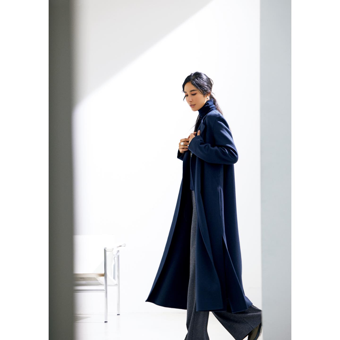 コート_1,カシミヤ_1,ニット_1,パンツ_1,ピアス_1,ネックレス_1,指輪_1,靴_1