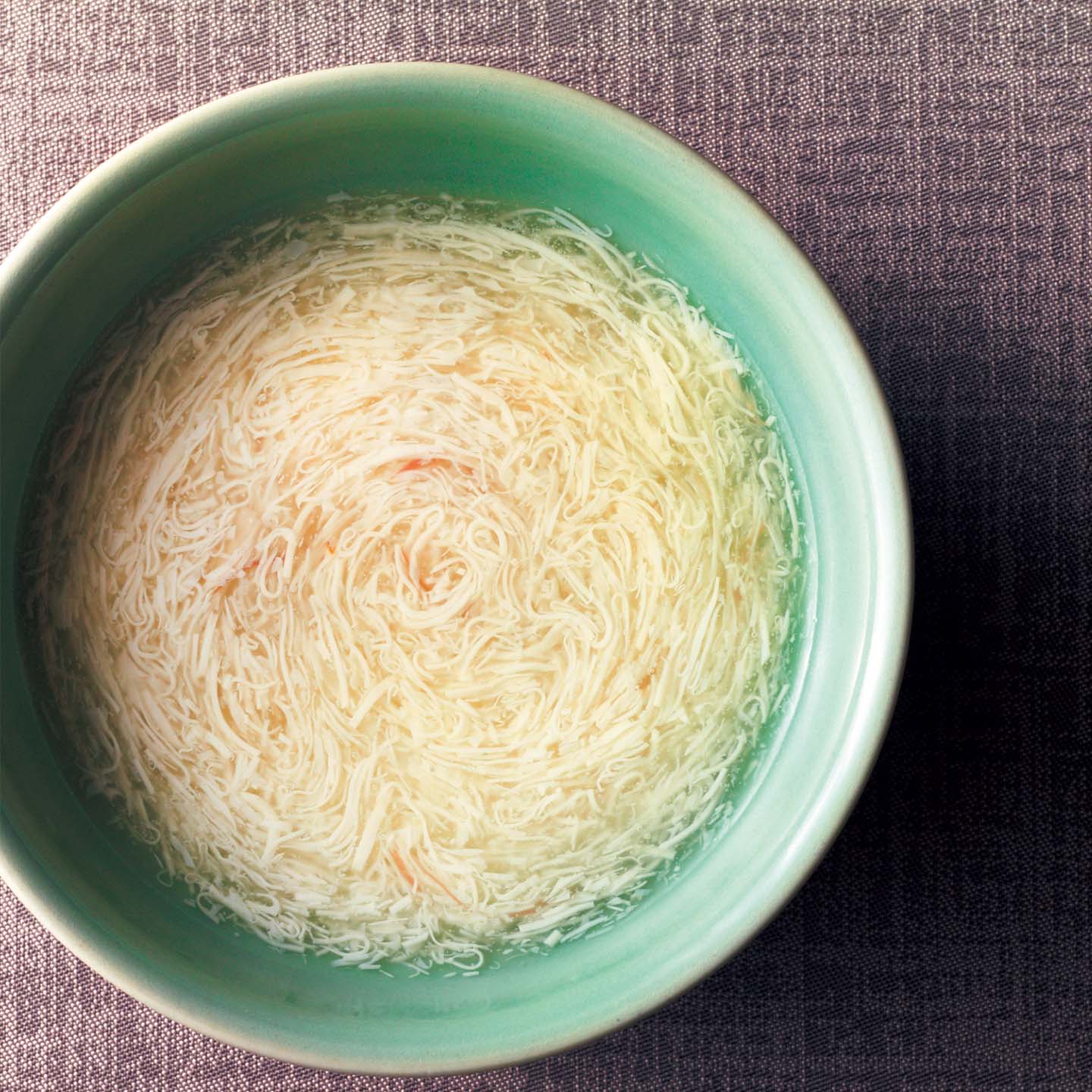 「文思豆腐羹」。鶏と豚ひき肉のうま味あふれるクリアな清湯に、極細切り絹豆腐のなめらかさが際立つ極上スープ。