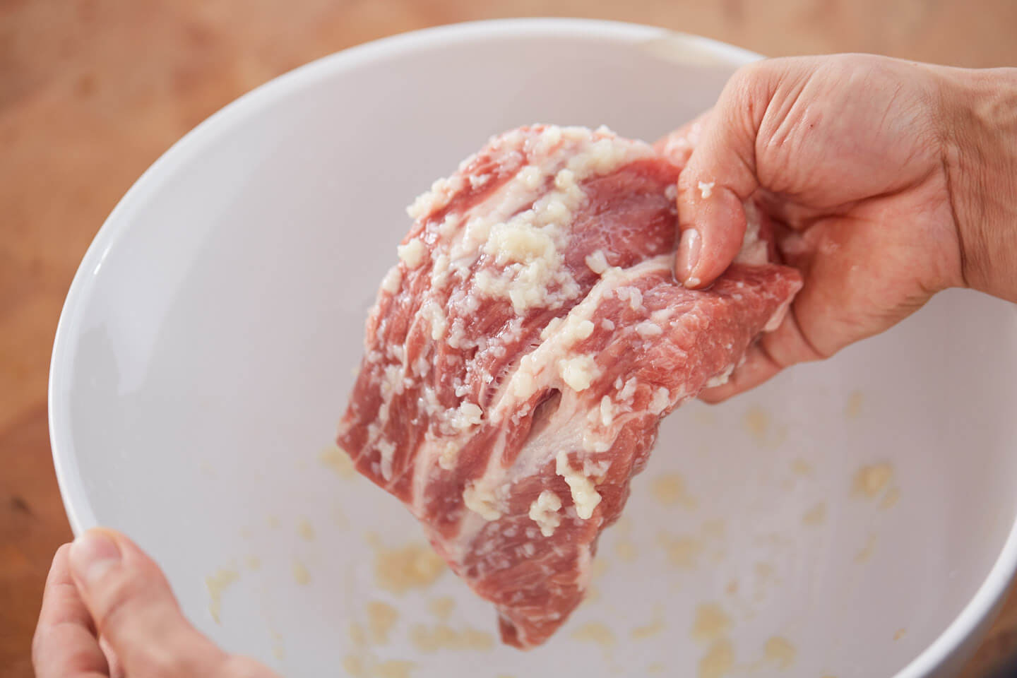 豚肩ロース肉(ブロック) 200g、塩麹 50g