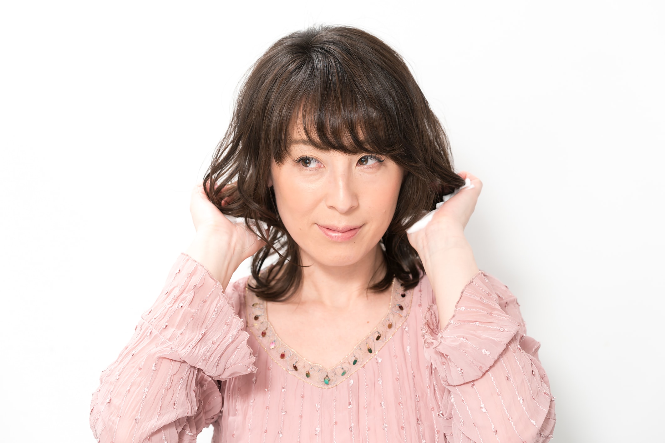 毛束を握るようにしてムースをなじませる。