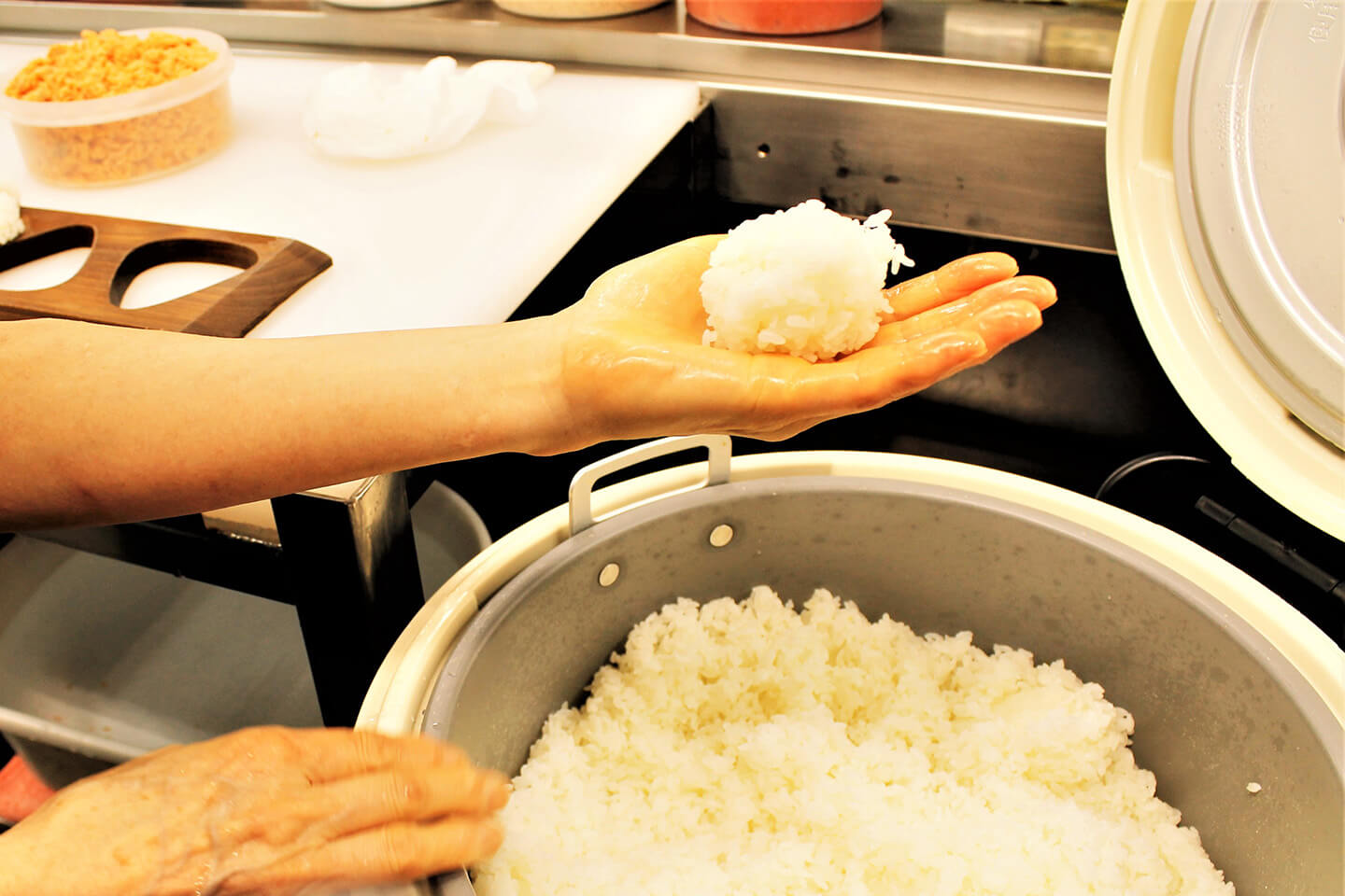 手順3で茶碗に入れたご飯の半量ほどを取ります