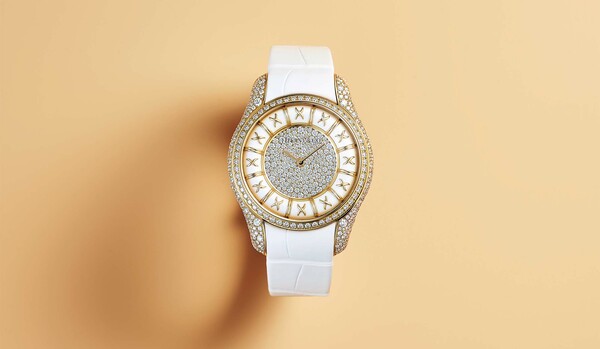 「ティファニー」新作時計は名品ジュエリー『クロワジヨン バングル』に着想を得て再解釈された逸品『エナメル ウォッチ』登場