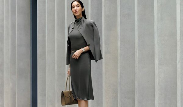 しなやかに体に寄り添う「ジョルジオ アルマーニ」のノースリーブワンピース｜ビジネスにふさわしい信頼感を与えて