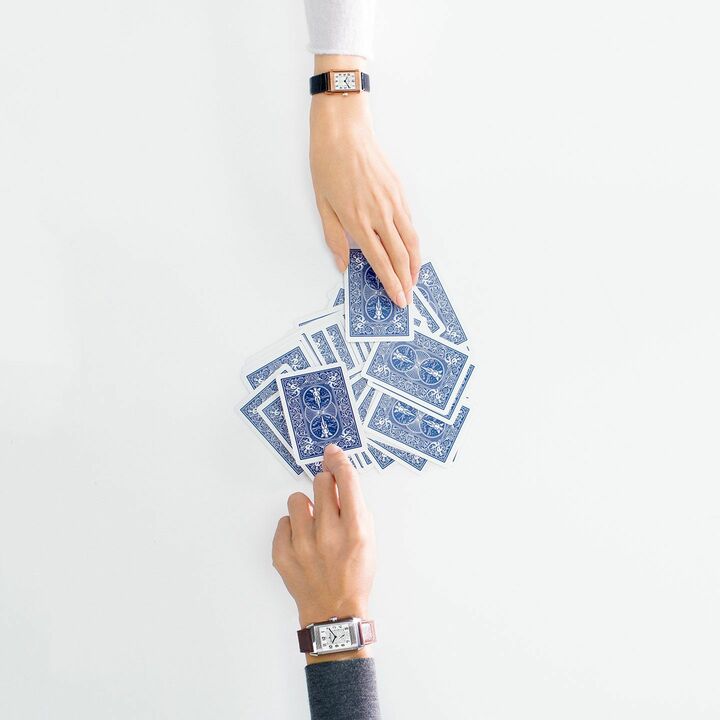 時計〔女性〕「レベルソ・クラシック・スモール・デュエット」￥1,875,000 手巻き【ケースサイズ：縦34.2×横21mm】［ケース：ピンクゴールド×ダイヤモンド、ストラップ：アリゲーター］・〔男性〕「レベルソ・クラシック・ラージ・デュオ・スモールセコンド」￥945,000 手巻き【ケースサイズ：縦47×横28.3mm】［ケース：ステンレススチール、ストラップ：カーフ ］（ジャガー・ルクルト）、ニット〔女性〕￥60,000（アノア〈リビアナ・コンティ〉）、〔男性〕￥55,000（トラデュイール）