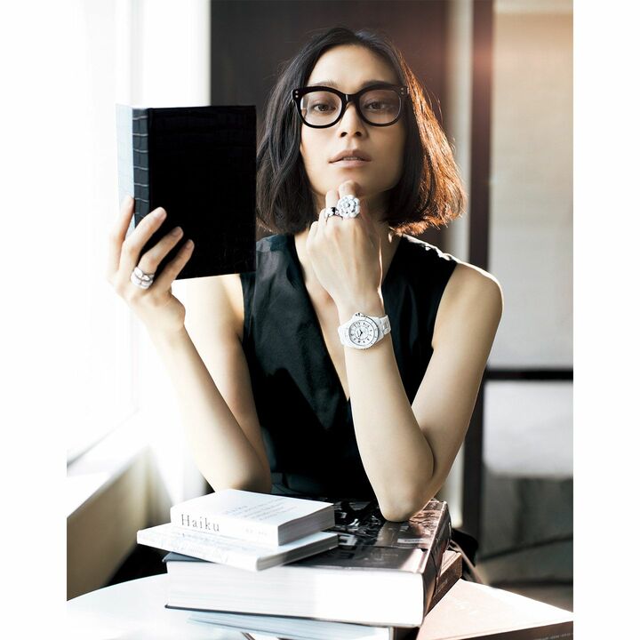 オールインワン￥70,000（マックスマーラ ジャパン〈エス マックスマーラ〉）、眼鏡￥44,000（ケリング アイウエア ジャパン〈ボッテガ・ヴェネタ〉）、時計￥632,500・リング［右手］指先から／￥268,750・￥298,000・［左手］人さし指￥668,000・中指￥364,000（シャネル）