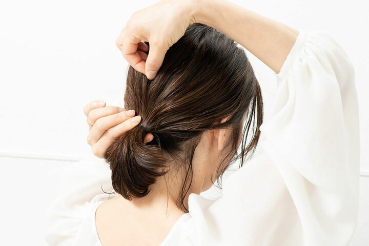 後頭部を膨らませるように、放射状にひとつまみずつ毛束を引き出す。