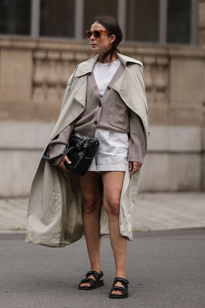 トレンチコートはばさっと肩掛けし、こなれ感をアピール。