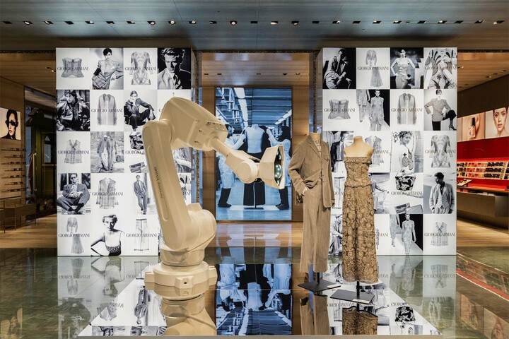 アルマーニ／銀座タワーにて開催中の展示「ARMANI/Archivio」の1階写真