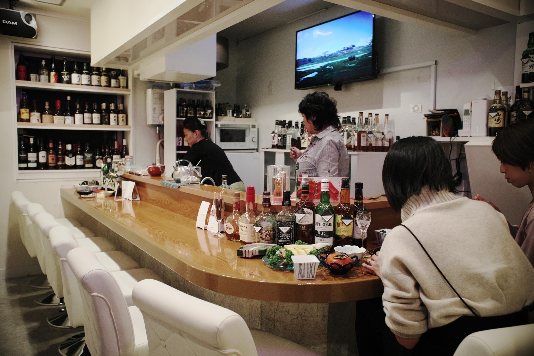 カウンター8席のみの店内。取材の時点でオープンして10か月とのことで、すべてが清潔だ