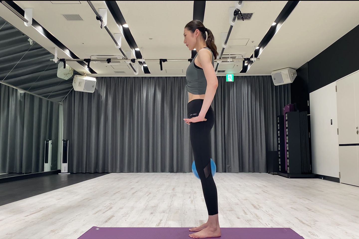 つま先を前に向け、背筋を伸ばし、お腹を引き上げて、まっすぐに立ちます。
