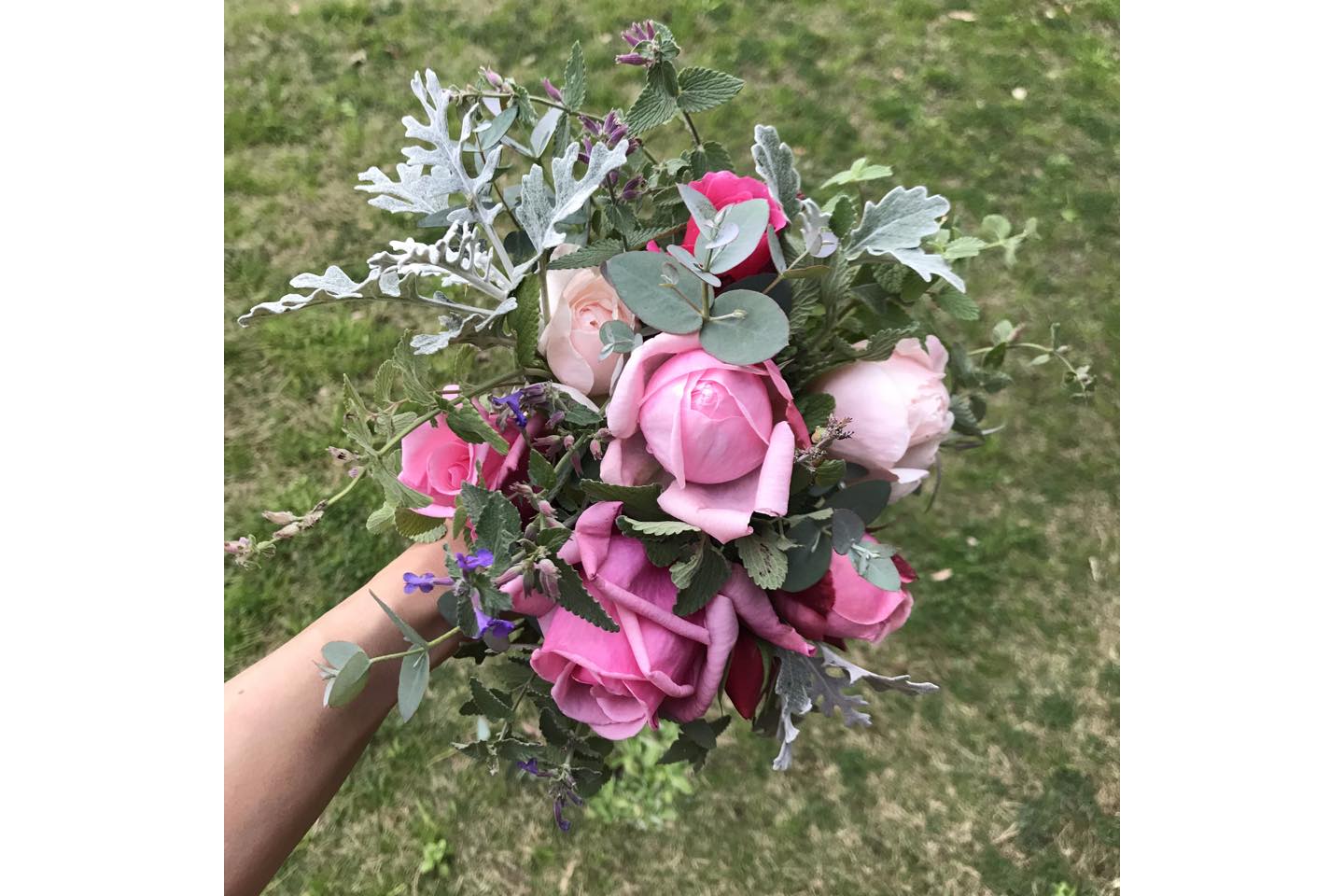 ずっと憧れていた、庭で育った草花を添えたローズブーケづくり♡今年は、もっともっと!大きなブーケをつくりたいと思います!