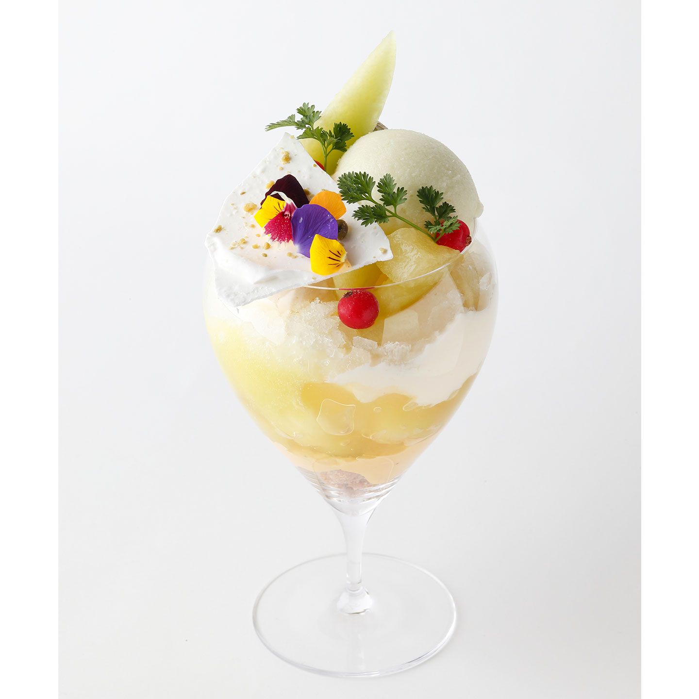 6月限定パフェ「旬のメロンたっぷりのラグジュアリーパフェ」¥1,800・カフェセット¥2,300(税込) ※サービスチャージ10%別途