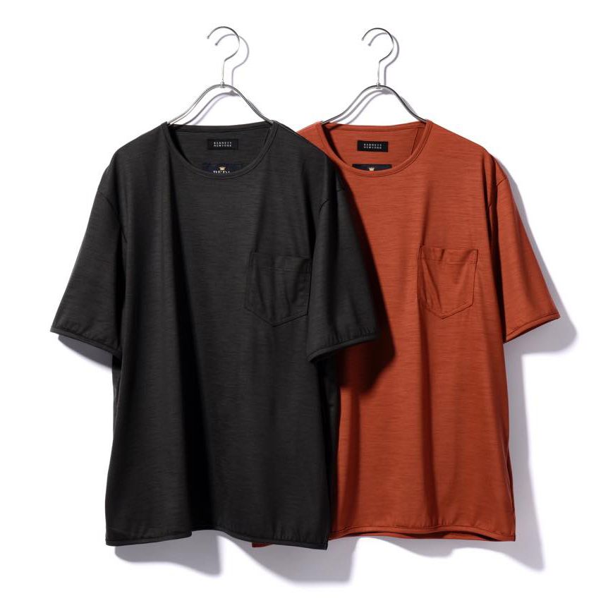 Tシャツ各¥18,000(バーニーズ ニューヨーク カスタマーセンター) プレーンなポケットTシャツは、写真のカーキとオレンジの他に、ネイビーとライトグレーの全4色展開。