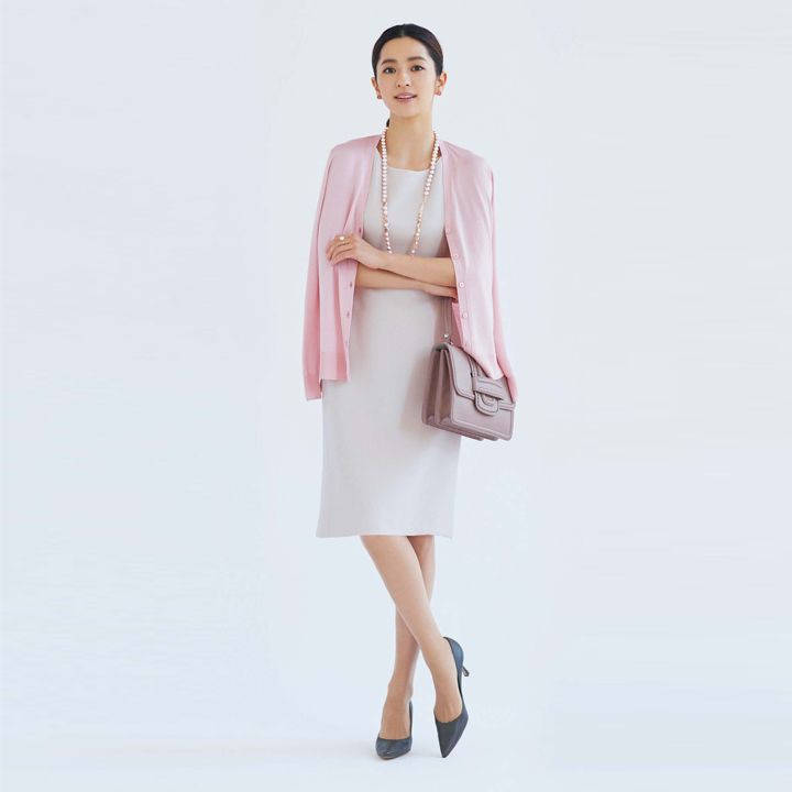 カーディガン(トラデュイール)、ワンピース(アクリスジャパン〈アクリス〉)、ネックレス・ピアス・リング(TASAKI〈M/G TASAKI〉)、バッグ(アオイ〈プリニオヴィゾナ〉)、靴(ブルーベル・ジャパン〈マノロ ブラニク〉) 撮影/生田昌士(hannnah) BY:『Precious2月号』小学館、2020年